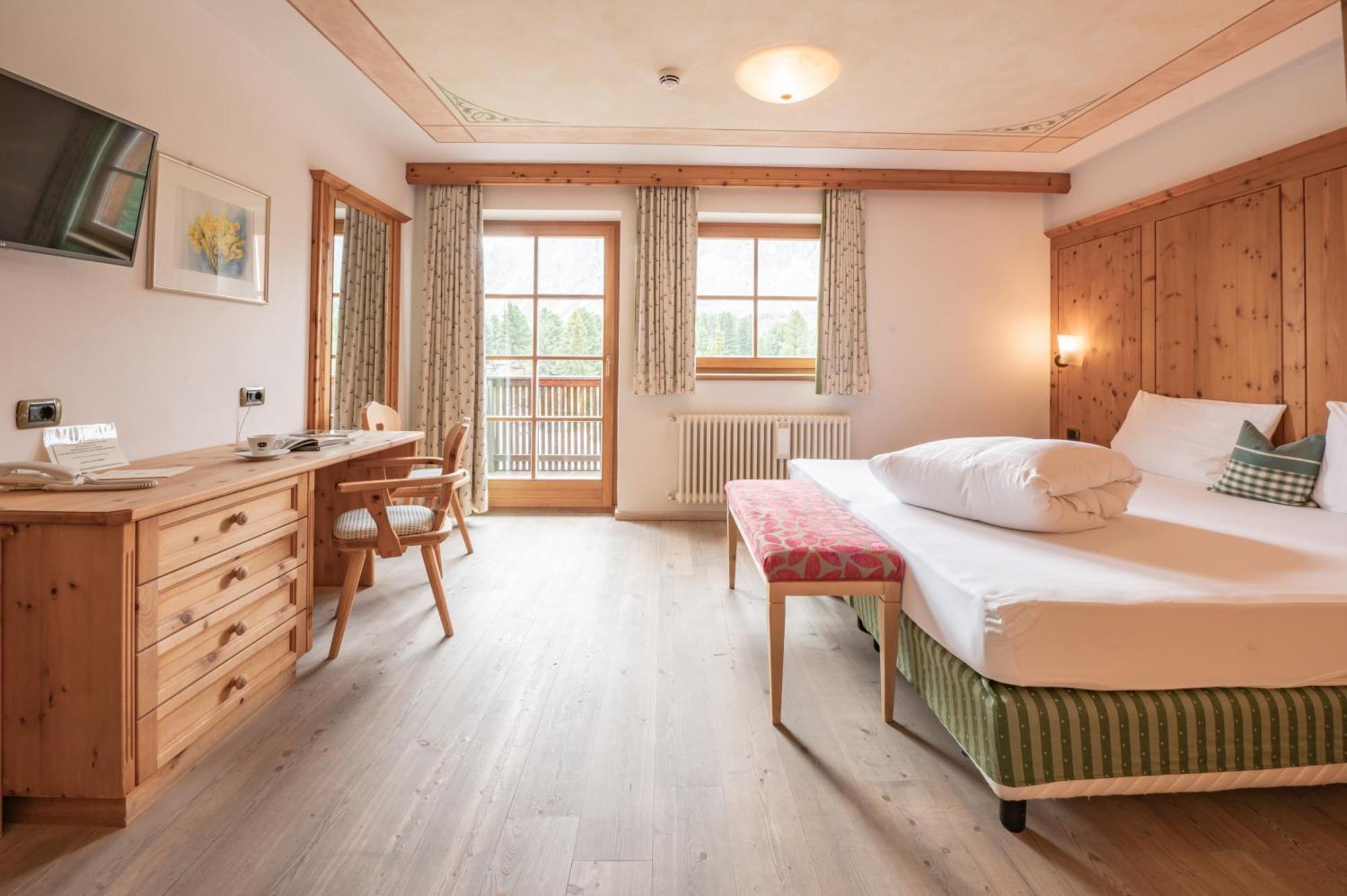 Hotel Uetia De Boerz à San Martino in Badia Extérieur photo